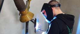Uczeń podczas kursu spawania