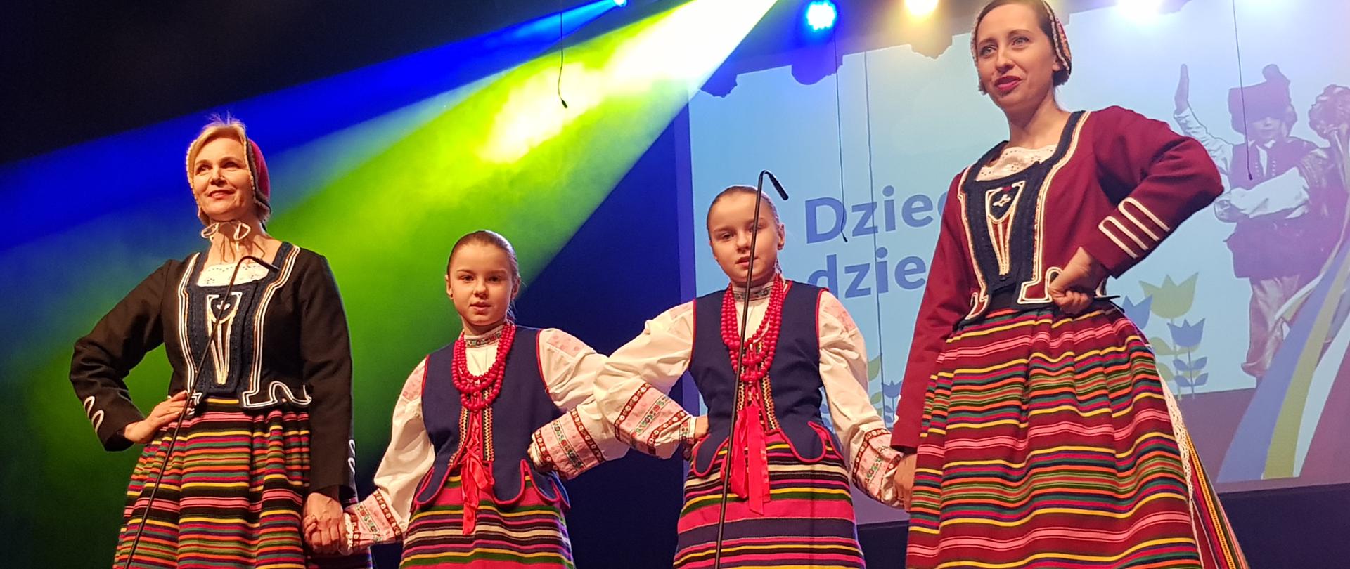 Tancerze z grupy Sokołowianie prezentują strój ludowy podlaski