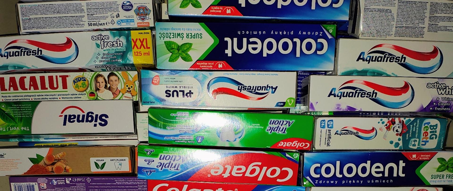 Dużo pudełek z pastą do zębów