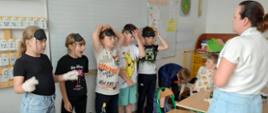Uczniowie klasy 2b podczas zadania ze zmysłem smaku.