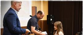 Moment wręczenia nagród uczestnikom konkursu