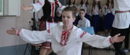 Pokaz taneczny zespołu licealnego zespołu