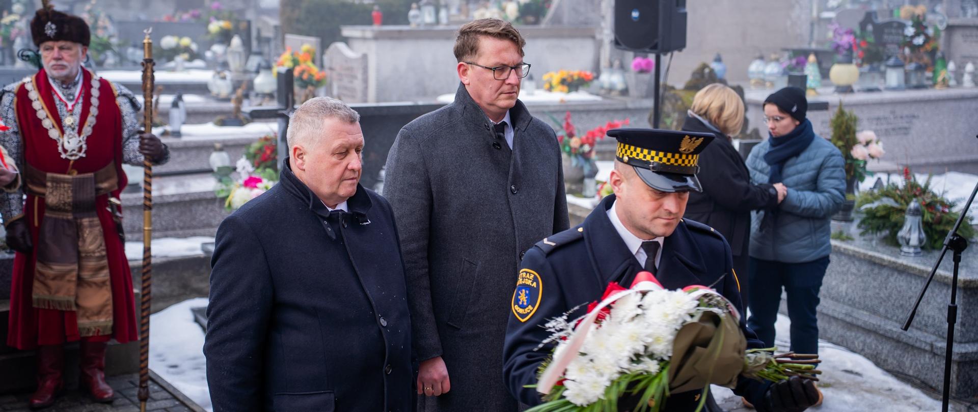 Złożenie wiązanki kwiatów przez Marka Ludwina Etatowego Członka Zarządu oraz Marcina Krzemińskiego Wicestarostę Powiatu Gorlickiego