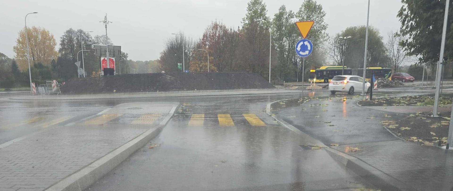 Zalana ulica przed wjazdem na rondo