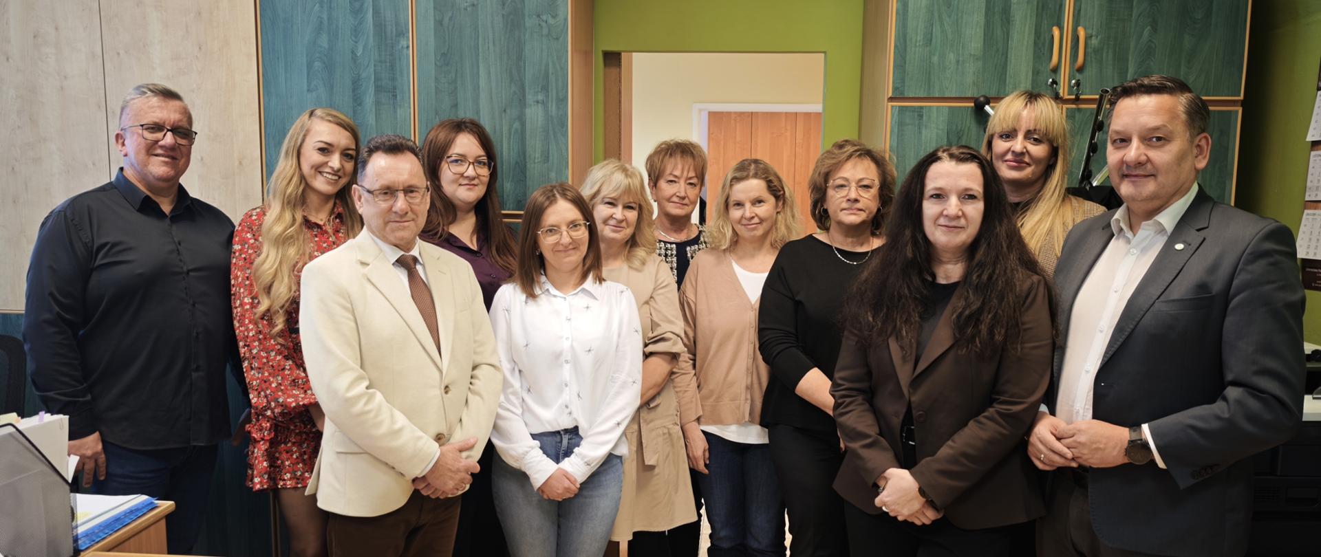 Na zdjęciu kierownictwo Starostwa Powiatowego w Sokołowie Podlaskim wraz z dyrekcją i pracownikami PCPR.
