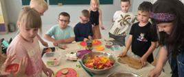 Zdrowie na talerzu – uczniowie klasy 1b przygotowali zdrowe sałatki!