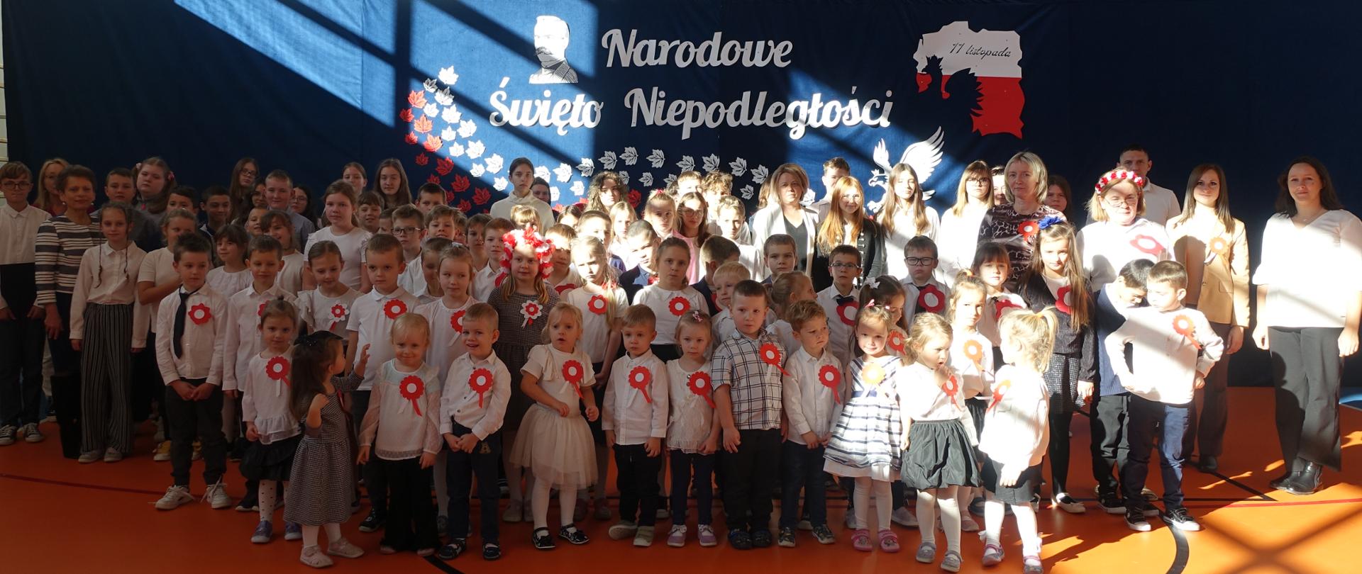 Społeczność szkolna zebrana na sali gimnastycznej - zdjęcie grupowe