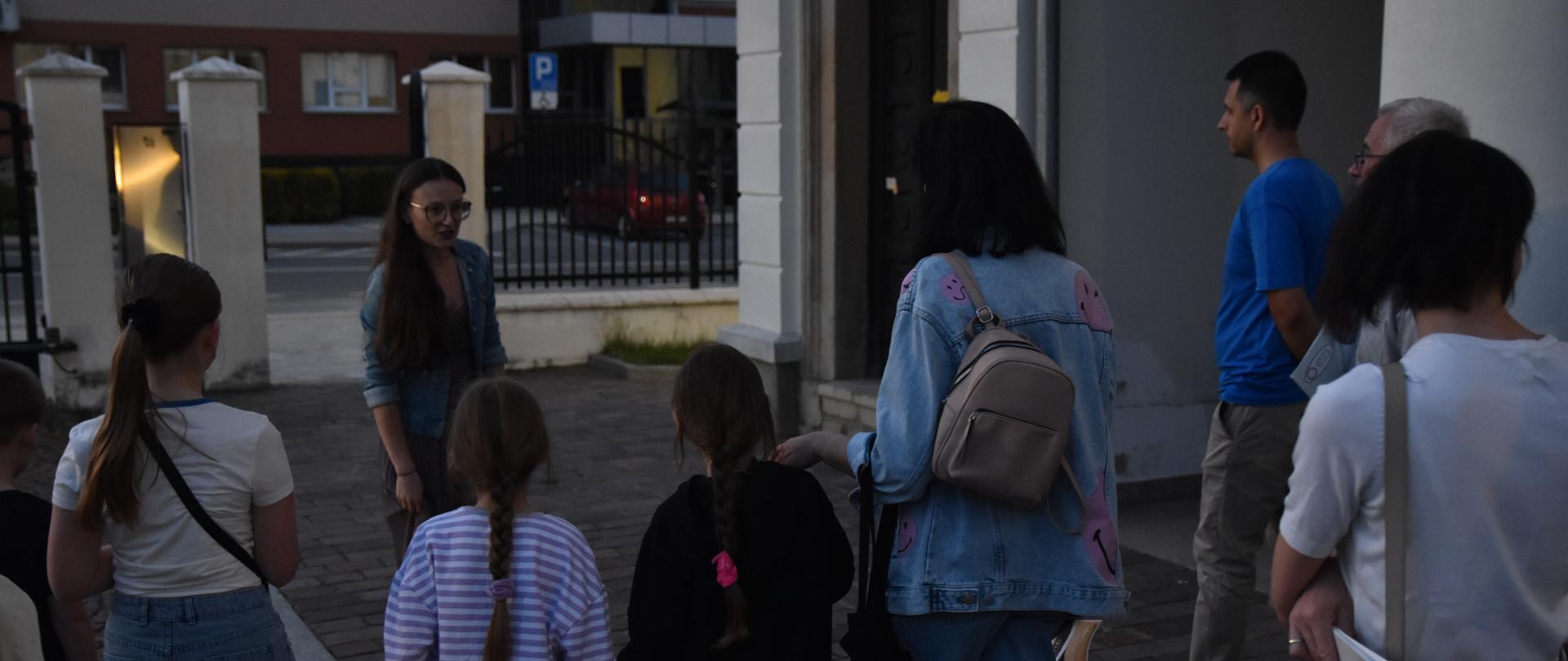 Uczestnicy nocnego zwiedzania przed synagogą