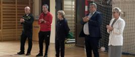 Na sali gimnastycznej stoją od lewej troje nauczycieli wychowania fizycznego, wicewójt gminy Łabowa oraz pani dyrektor otwierająca turniej piłki nożnej