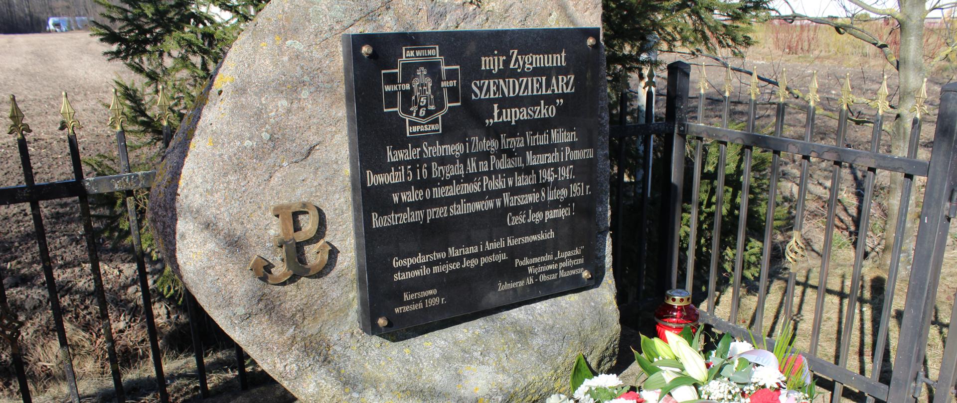 Tablica upamiętniająca mjr Zygmunta Szendzielarz "Łupaszko" w miejscowości Kiersnowo