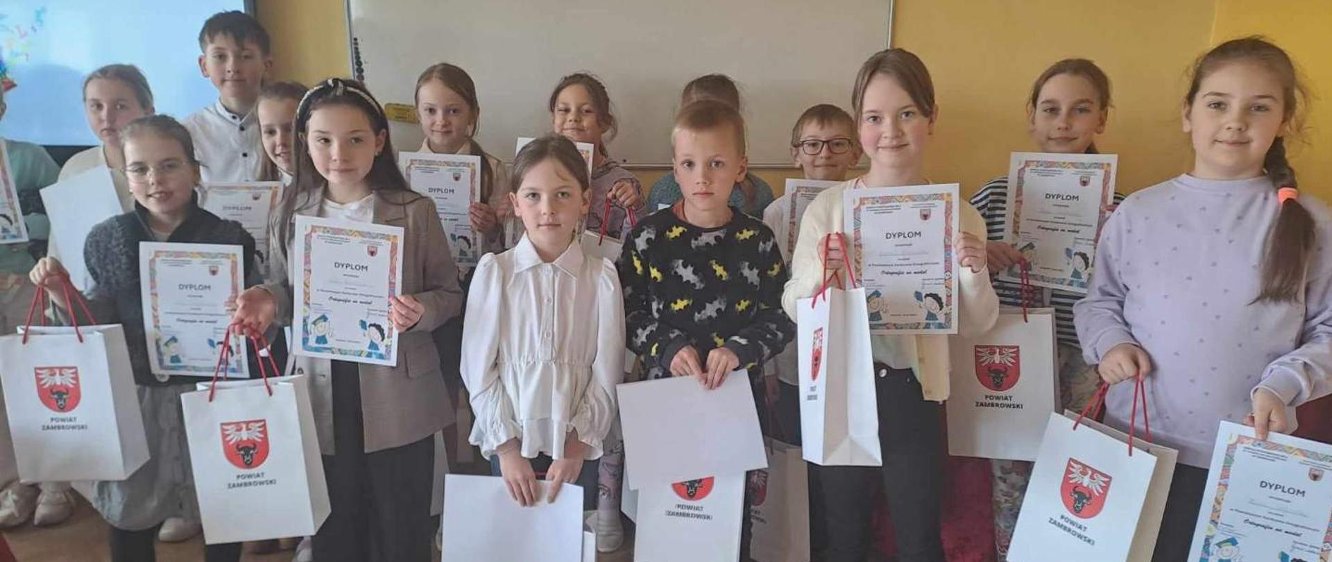 zdjęcie grupowe uczestników biorących udział w konkursie