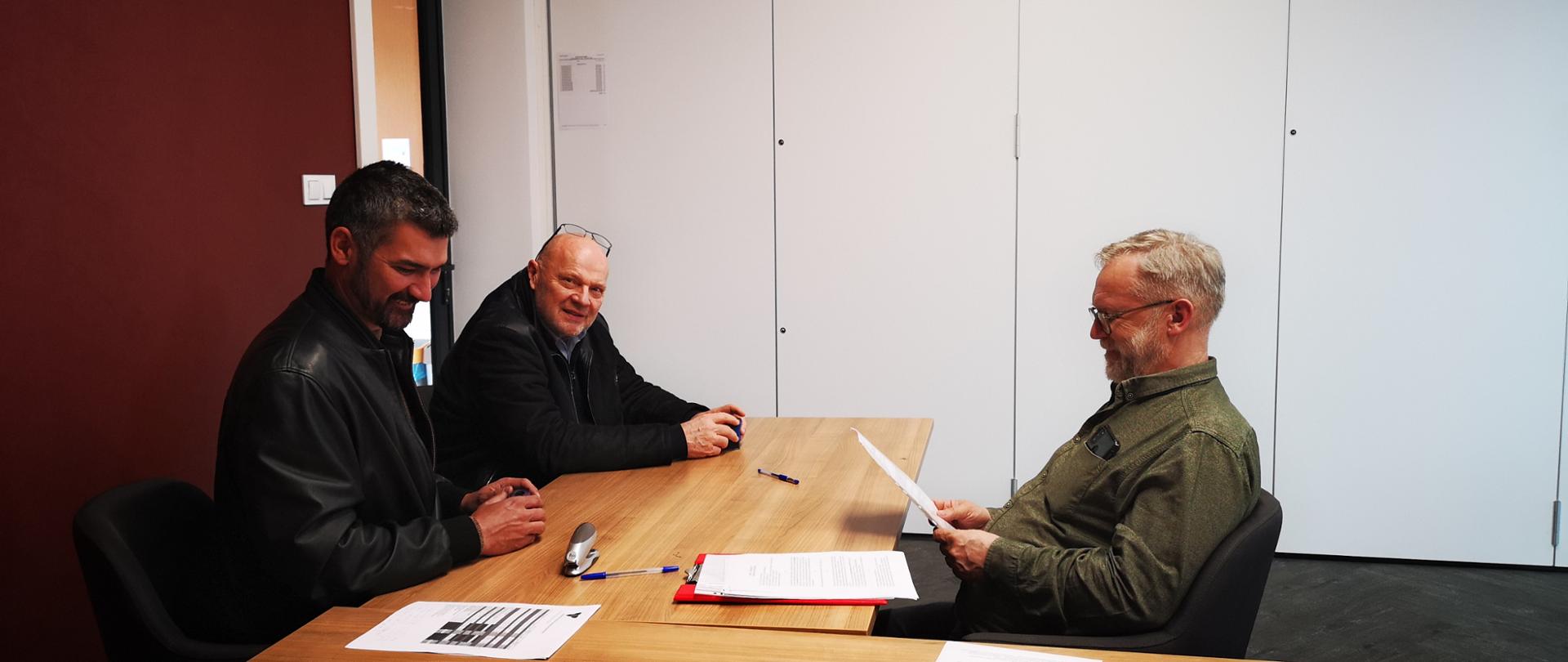 W Starostwie Powiatowym w Przasnyszu zawarto umowy na dzierżawę obwodów łowieckich. Zdjęcie wykonano w małej sali konferencyjnej w Centrum Aktywizacji Biznesu mieszczącym się w budynku Starostwa Powiatowego w Przasnyszu. Na zdjęciu po prawej przedstawiciele Koła Łowieckiego, po lewej przedstawiciel Starostwa Powiatowego w Przasnyszu.