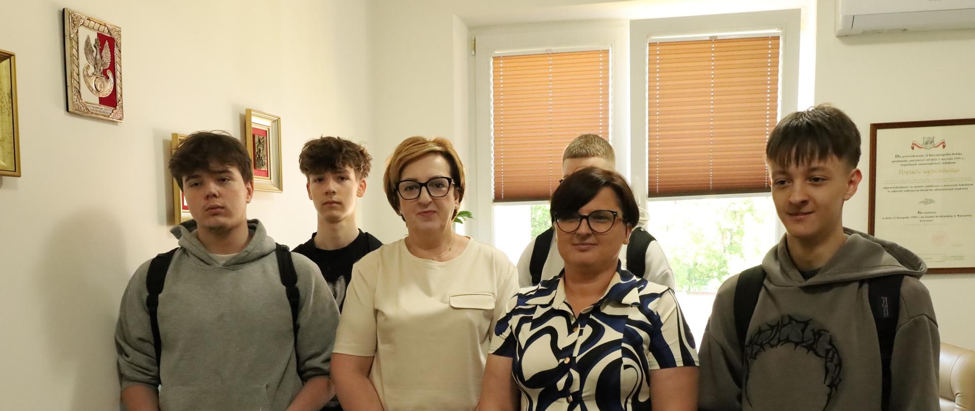 Uczniowie wraz z Wicestarostą i Sekretarzem Powiatu pozują do zdjęcia