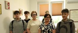 Uczniowie wraz z Wicestarostą i Sekretarzem Powiatu pozują do zdjęcia