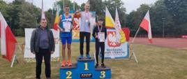 Aleksander na pierwszym miejscu na podium, obok pozostali zwycięzcy zawodów, obok trener Roman Sacharczuk