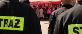 Przedstawiciele samorządów, służb mundurowych oraz zaproszeni goście w trakcie uroczystości