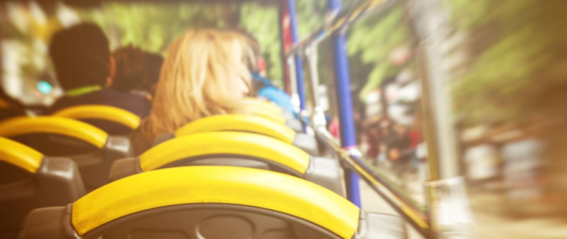 Ludzie siedzą w autobusie. Obraz zamazany.