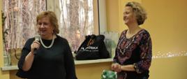Moment wręczenia prezentów i składania życzeń