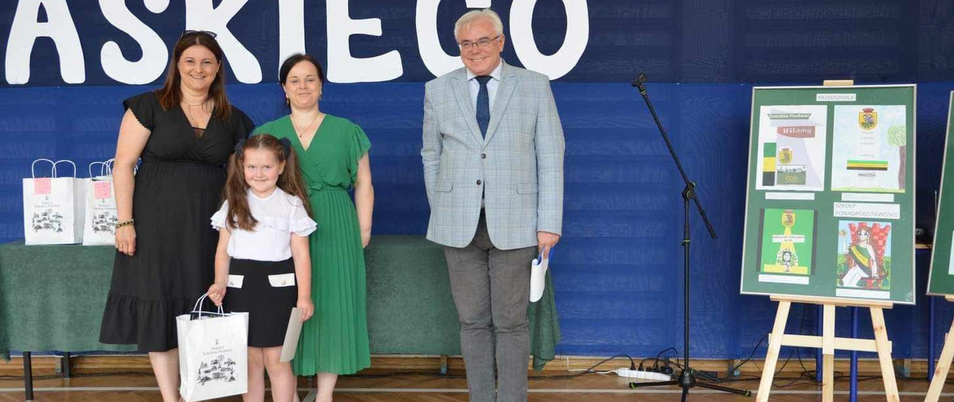 # dorosłych i dziewczynka z nagrodą