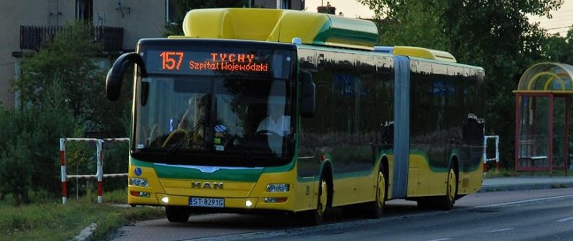 Zielono-żółty autobus linii 157 odjeżdżający z przystanku