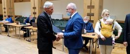Starosta Hajnowski składa gratulacje wyróżnionemu rolnikowi
