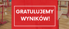 Napis gratulujemy wyników na tle szkolnych ławek w sali gimnastycznej podczas egzaminu maturalnego 2022