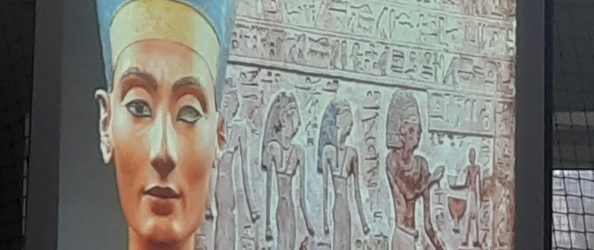 Na czarnym tle wyświetlone zdjęcie gdzie po lewej stronie jest popiersie Faraona a pozostałą część zdjęcia zajmują hieroglify egipskie.