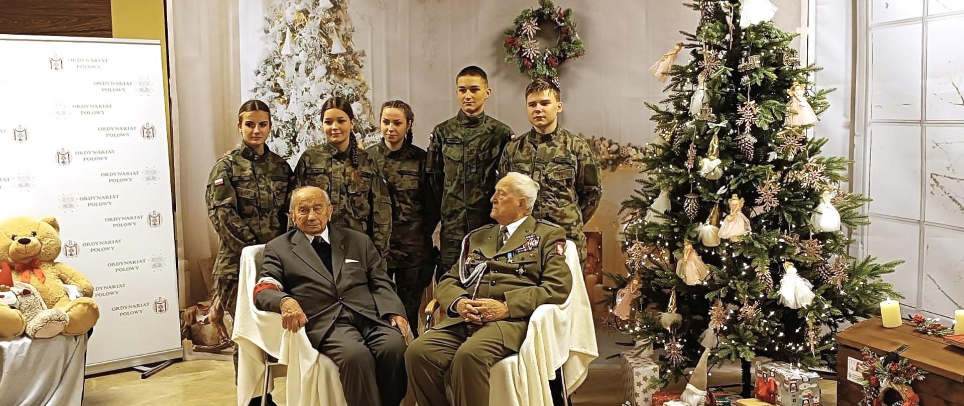 Spotkanie świąteczne uczniów klas mundurowych Zespołu Szkół w Dobrodzieniu z Powstańcami Warszawskimi 