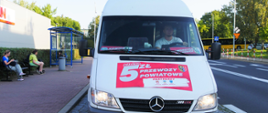 biały bus stoi na przystanku