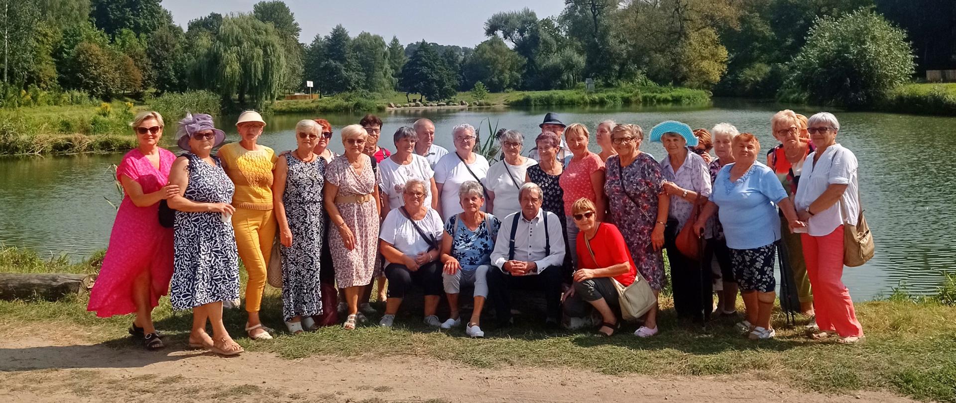 członkowie klubu seniora podczas Wojewódzkiego Dnia Rodzin