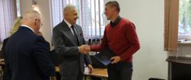 Moment wręczenia podziękowań dla mieszkańców Powiatu Hajnowskiego