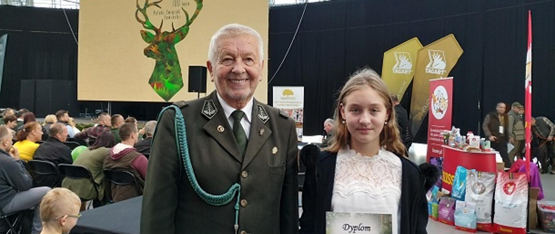 Pan M.Struzik i Madzia prezentująca otrzymany dyplom.