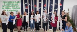 Przed dziećmi - uczestnikami, stoją nauczyciele i dyrekcja, odczytanie werdyktu