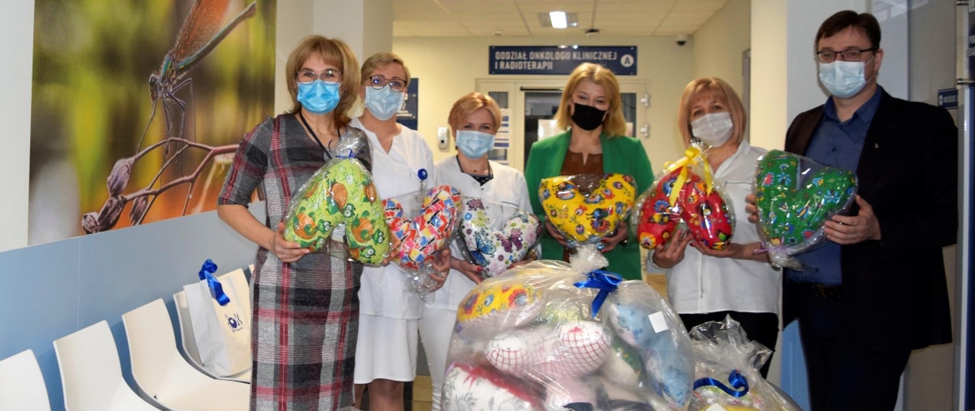 Wójt Gminy Mokobody i Pani Barbara Soszyńska przekazują pracownikom szpitala poduszki