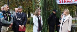 Pani_Iwona_Księżopolska_Wójt_Gminy_Mokobody_przemawia_do_osób_zgromadzonych_na_uroczystości