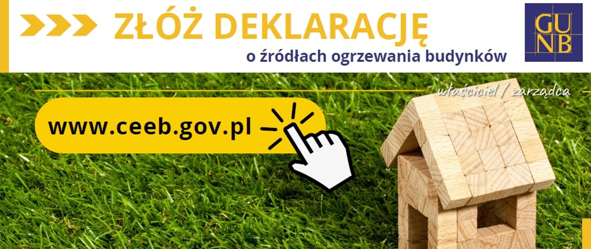 Złóż deklarację o źródłach ogrzewania budynków www.ceeb.gov.pl. Zdjęcie domku z drewnianych klocków stojący na trawie