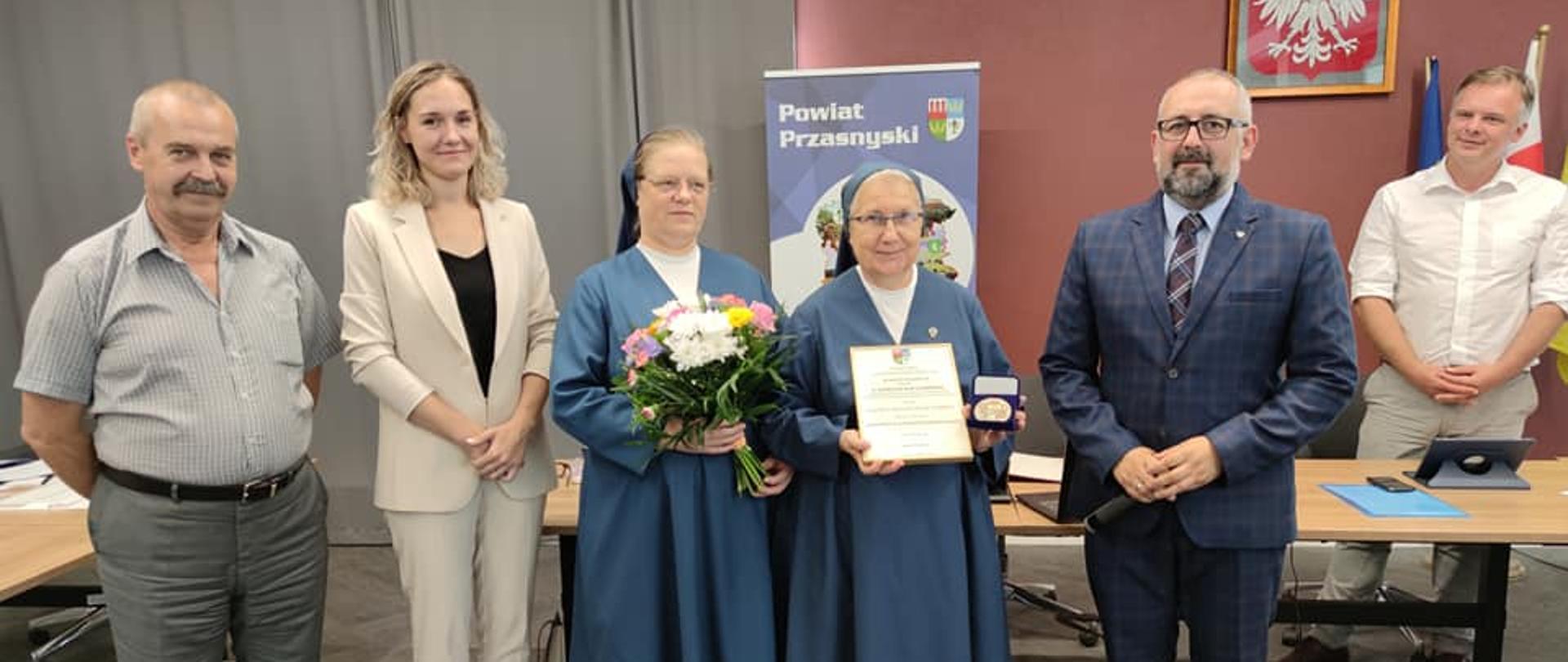 Siostra Danuta Pokucińska została uhonorowana za jej pełną poświęceń pracę na rzecz mieszkańców ze szczegółami potrzebami.