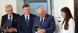 Moment wręczenia pucharów nagrodzonym sportowcom