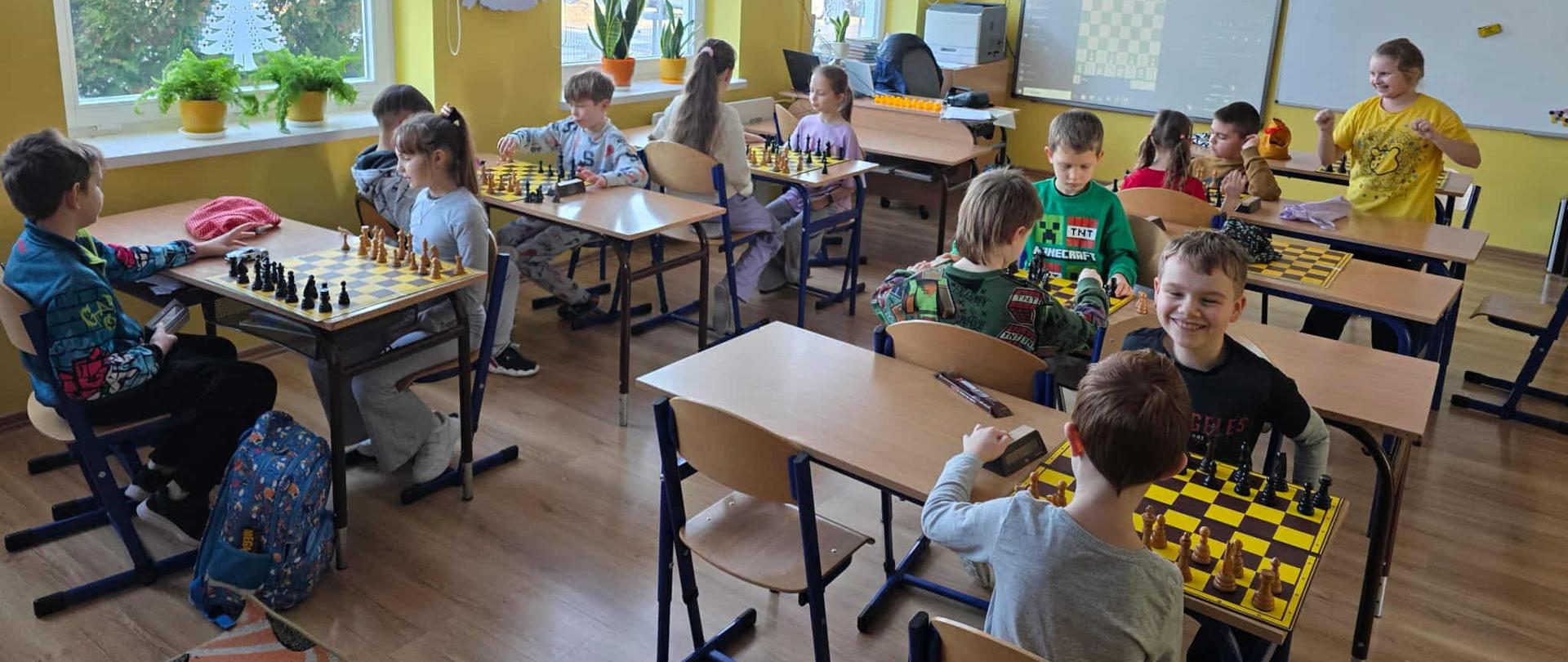 Uczniowie w klasie rozgrywają partię szachową