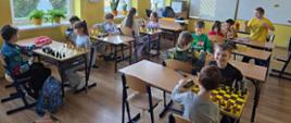 Uczniowie w klasie rozgrywają partię szachową