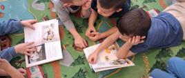Przedszkolaki podczas czytania książki "Cukierku, Ty łobuzie!"
