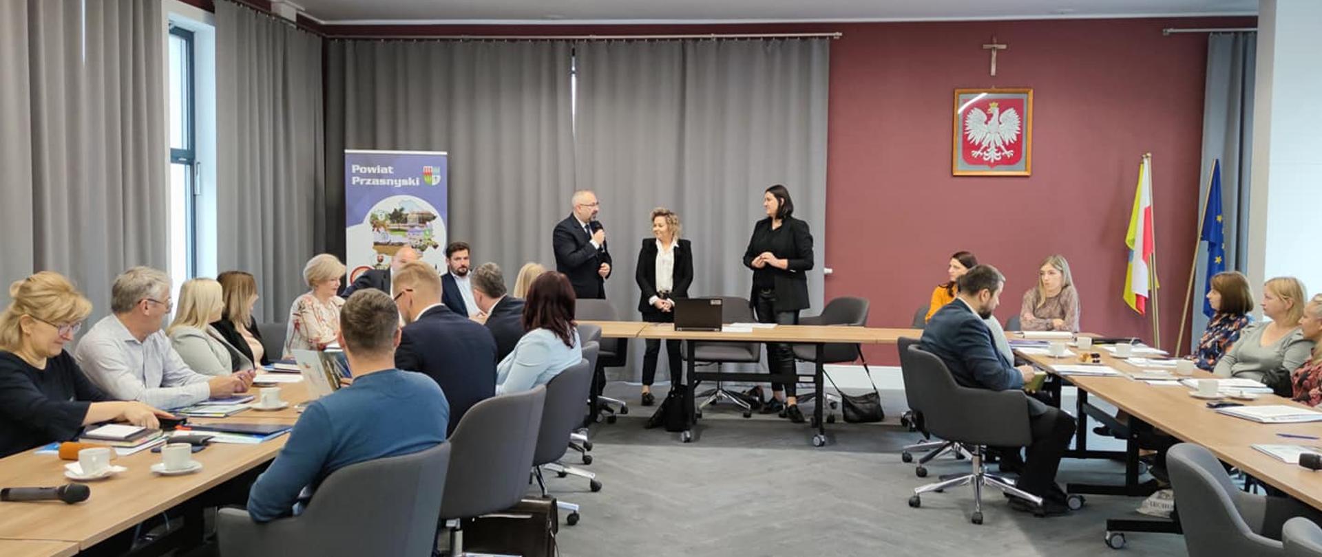 Grupowe zdjęcie uczestników szkolenia w sali konferencyjnej