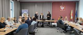 Grupowe zdjęcie uczestników szkolenia w sali konferencyjnej