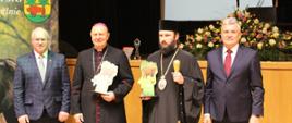 Moment wręczenia pamiątkowych statuetek