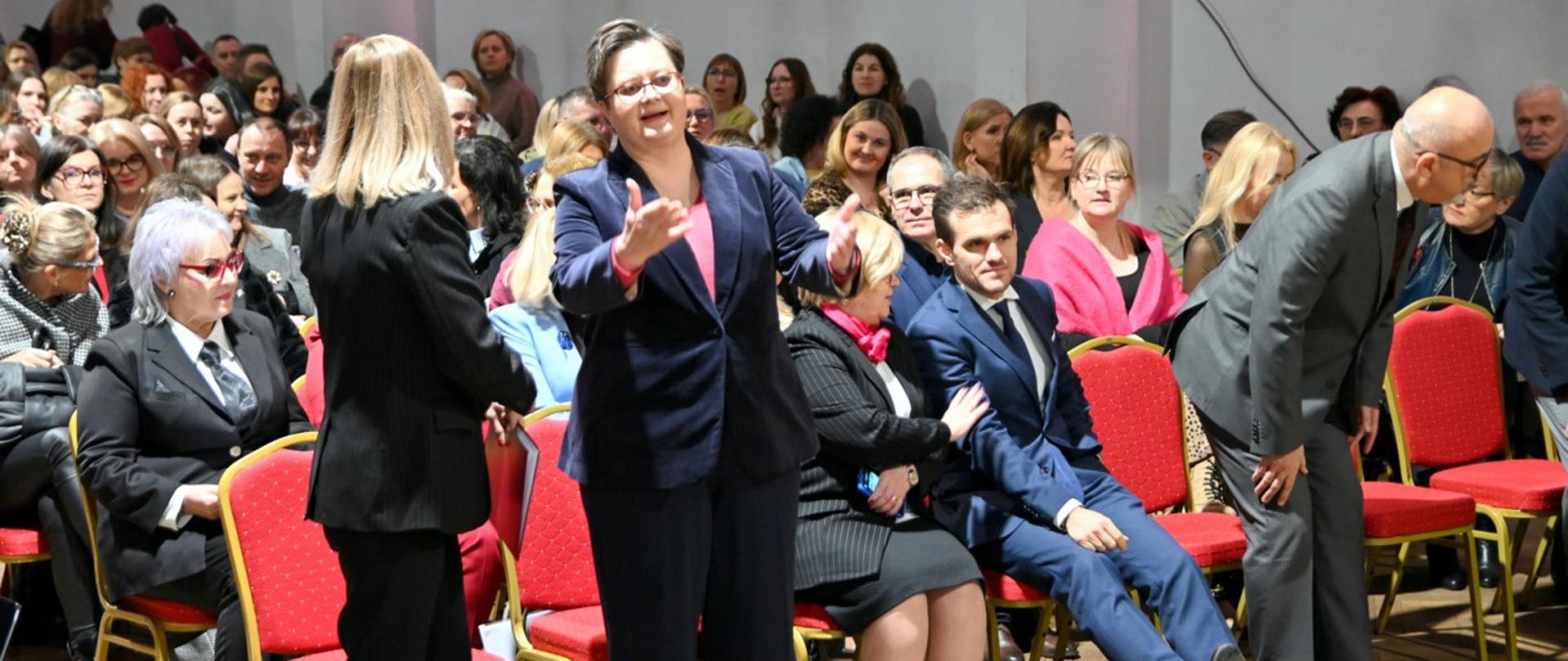 Nauczyciele i dyrektorzy szkół podczas spotkania z wiceminister Edukacji Narodowej Katarzyną Lubnauer 