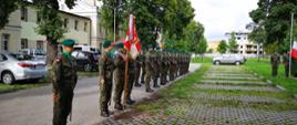 Kompania honorowa 2. Ośrodka Radioelektronicznego w Przasnyszu na przasnyskich obchodach 82. rocznicy wybuchu II Wojny Światowej. Zdjęcie wykonano w Parku Miejskim przy ulicy Makowskiej w Przasnyszu.