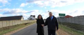 Wójt Gminy Narew i Dyrektor Zarządu Dróg Mikołaj Janowski pozują do zdjęcia na drodze w miejscowości Odrynki