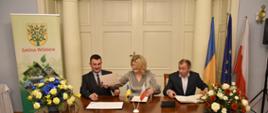 Wójt Iwona Księżopolska przekazująca umowę Wójtowi Gminy Warkowicze