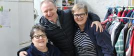 Pracownice Punktu Zbiórki wraz z naszym kolegą Samuelem - pracownikiem ds. zarządzania kryzysowego pozują do wspólnego zdjęcia
