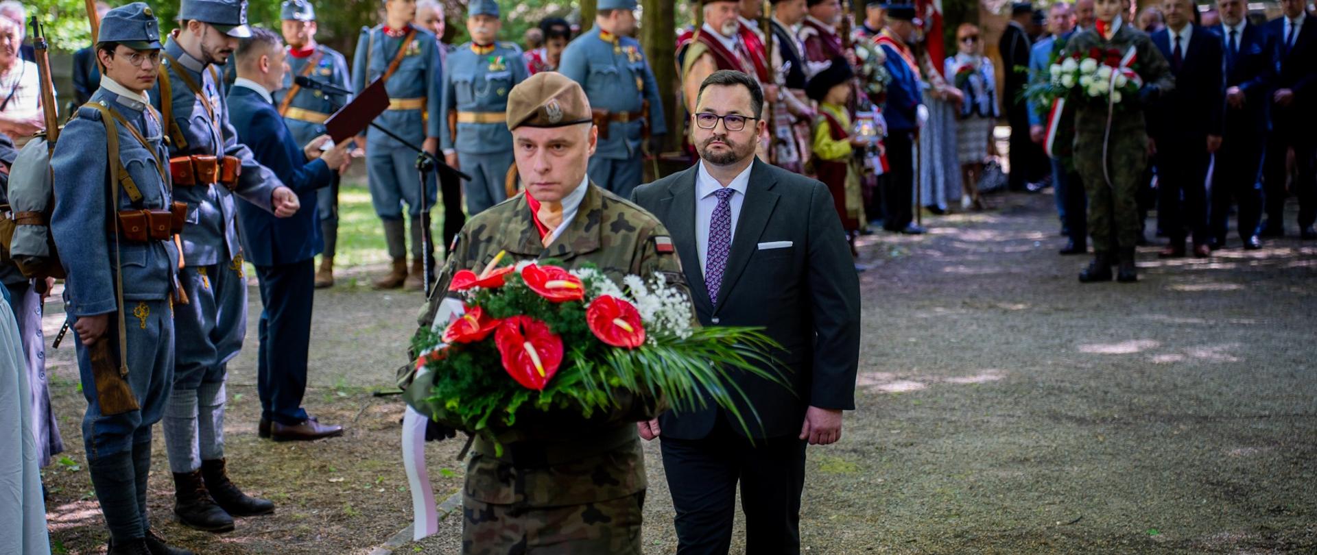 Złożenie wiązanek pod pomnikiem